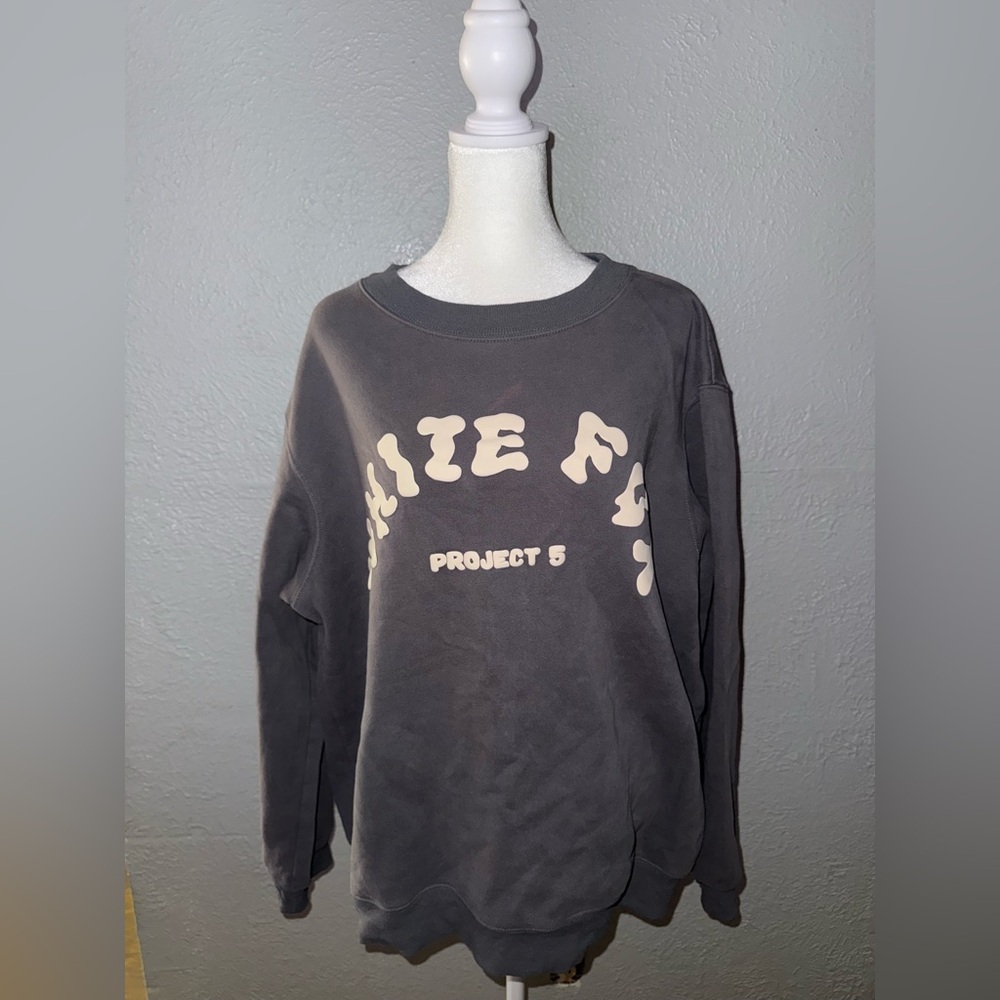 White Fox Gray Sweatshirt L/XL Vol. 5 (Last Slide Shows‎ Flaw Tiny Bleach Stain)